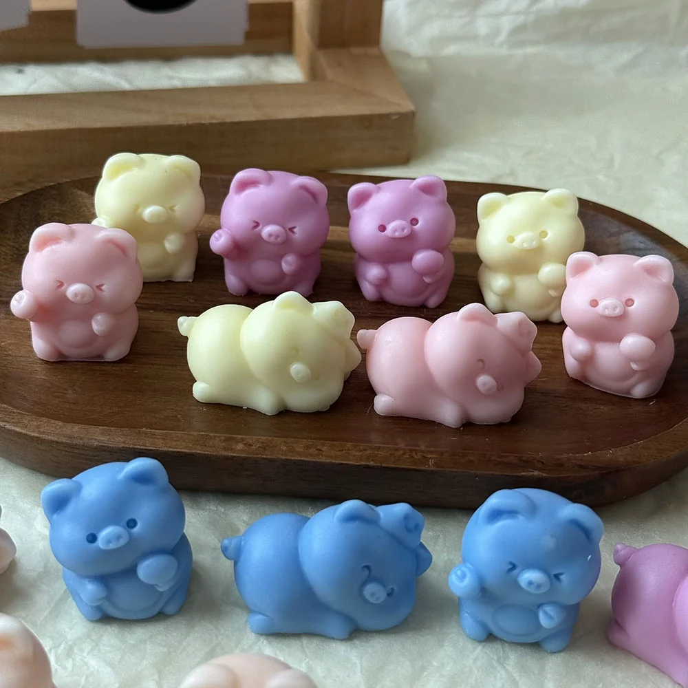 1499 - 坐立抱物小猪硅胶模具