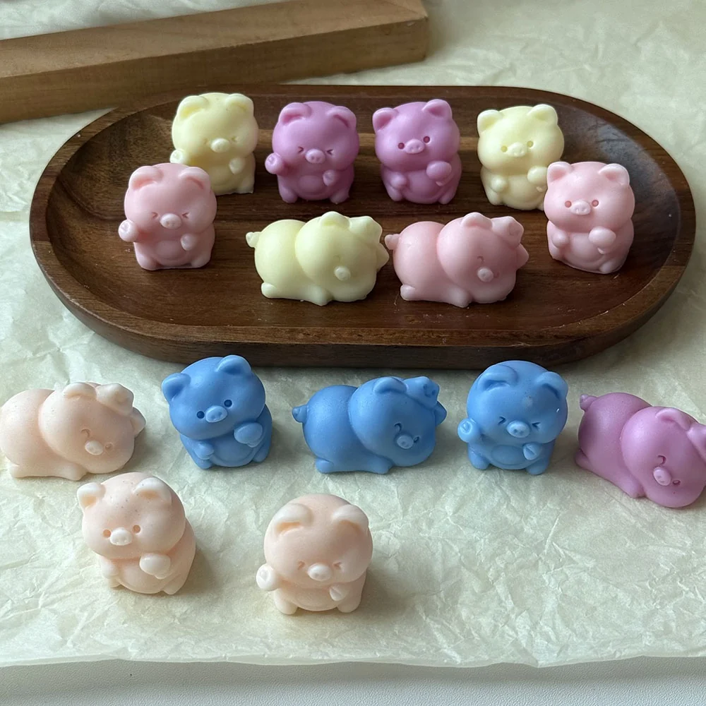1499 - 坐立抱物小猪硅胶模具