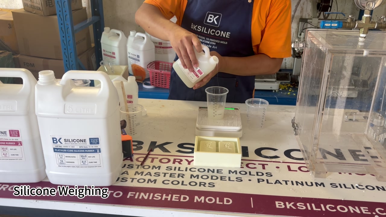 製作麻將矽膠模具前稱量矽膠