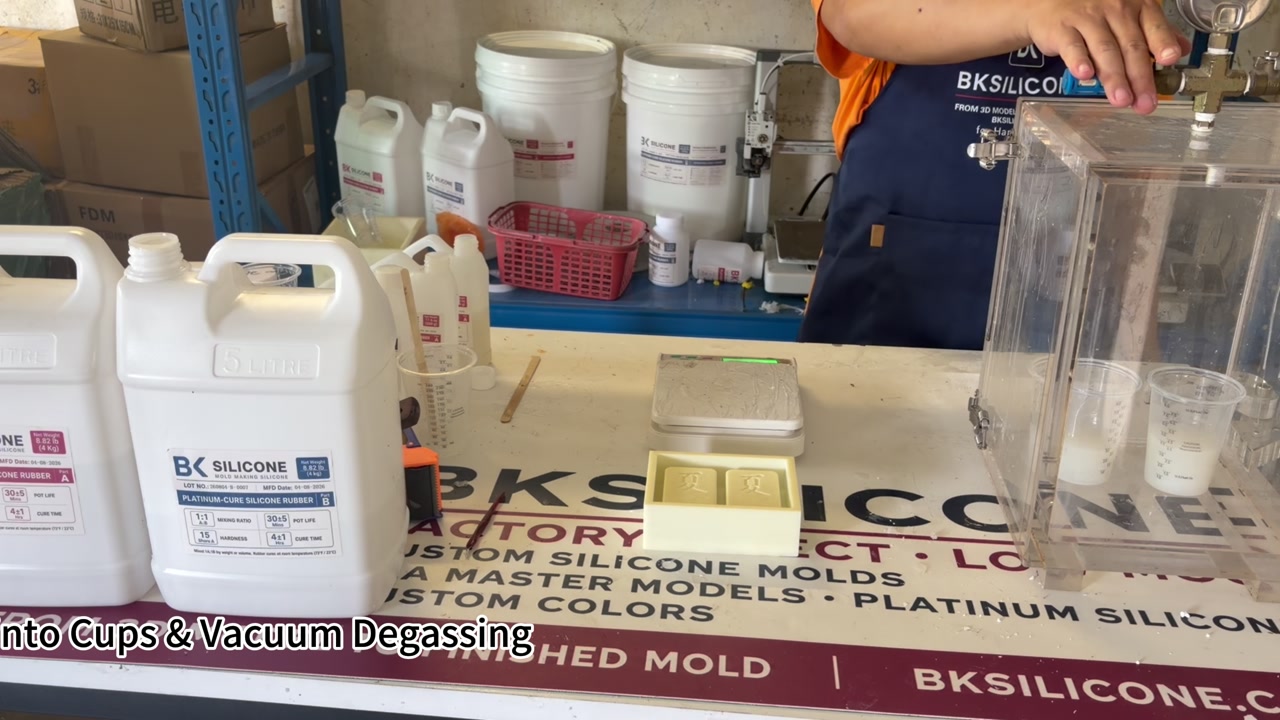 灌注麻將矽膠模具前進行真空脫泡
